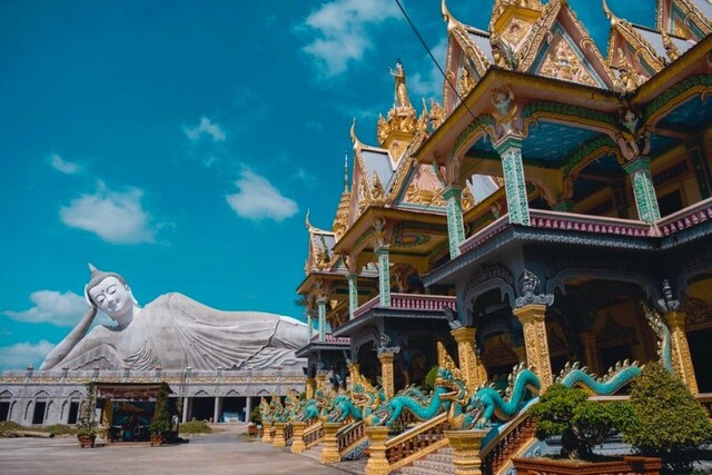 Chùa Som Rong gây ấn tượng bởi tượng Phật nhập Niết Bàn khổng lồ và kiến trúc Khmer