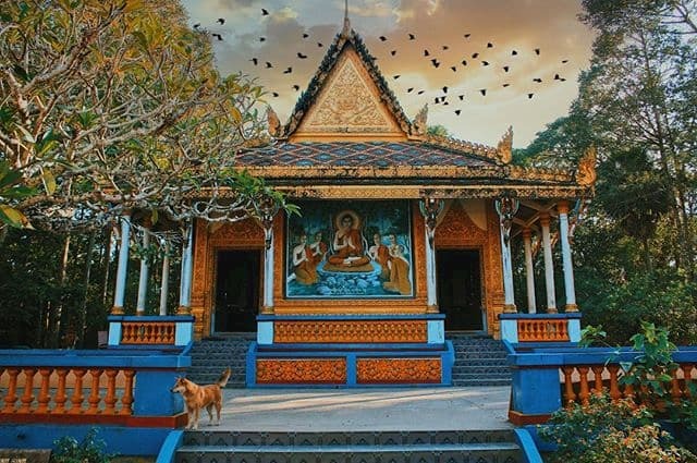 Chùa Dơi nổi bật với hàng ngàn chú dơi cư trú và kiến trúc Khmer cổ kính