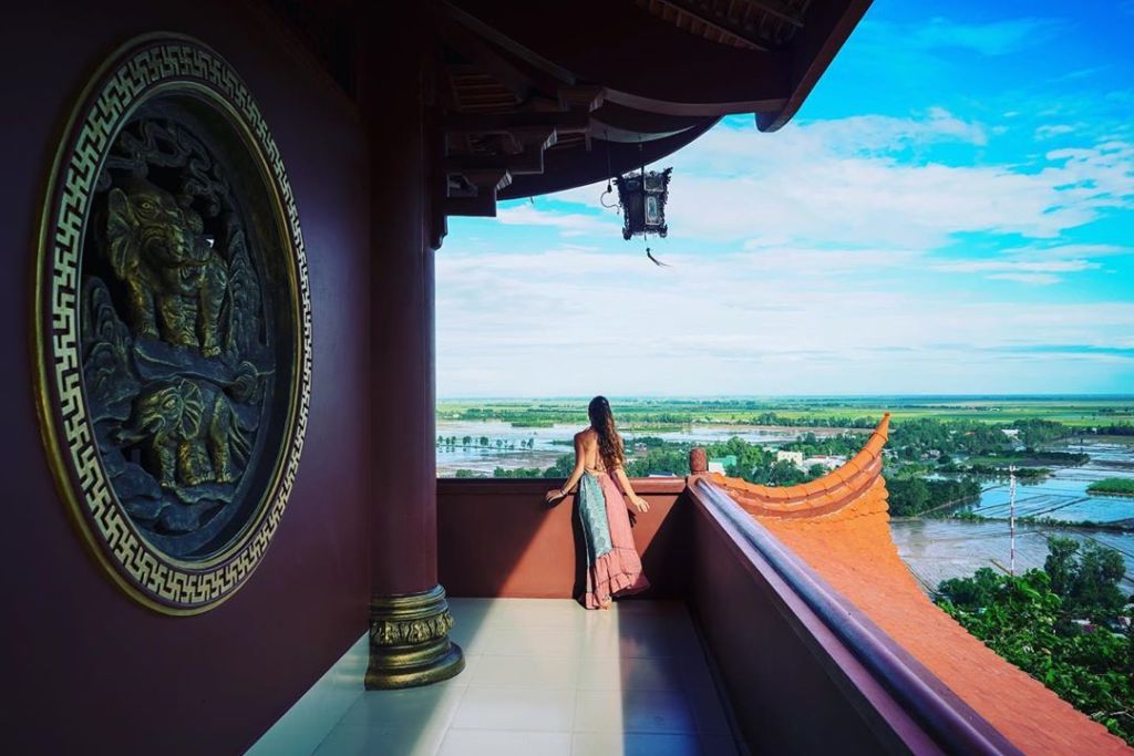 Thuê xe 4 chỗ đi chùa Bà Châu Đốc giá rẻ - Nguyễn Duy Travel 
